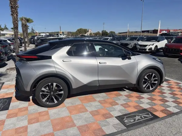 Toyota C-HR Hybrid 140 e-CVT GRAPHIC GPS Hayon Caméra JA 18" Bi-Ton - Photo 4